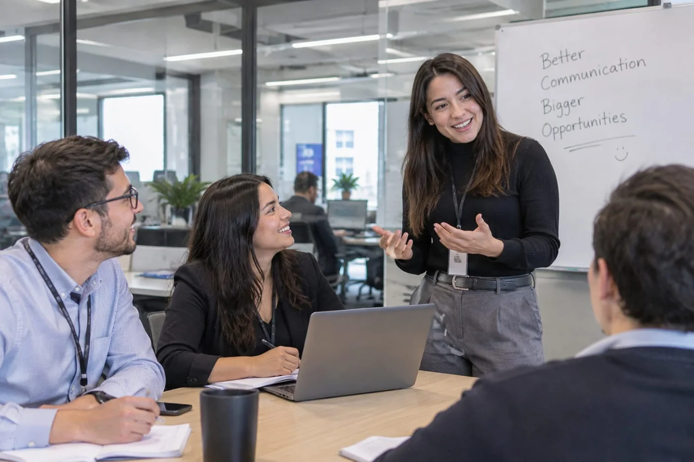 Equipo de trabajo en una capacitación de inglés en la empresa